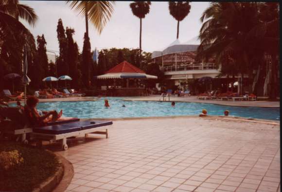 Der große Pool vorm Hotel
